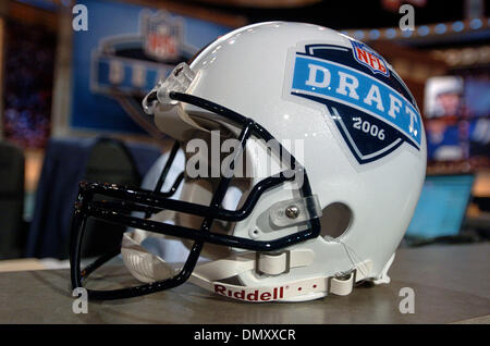 29. April 2006; Manhattan, New York, USA; NFL-Football: National Football League Draft in der Radio City Music Hall.  Obligatorische Credit: Foto von Bryan Smith/ZUMA Press. (©) Copyright 2006 von Bryan Smith Stockfoto