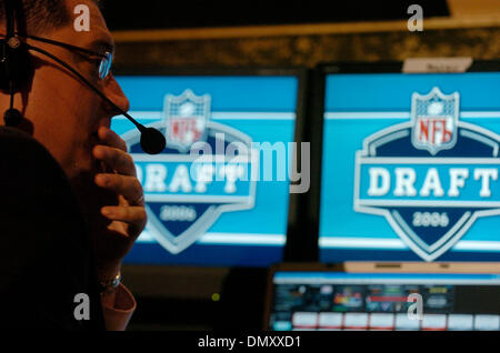 29. April 2006; Manhattan, New York, USA; NFL-Football: Ein Techniker bei der Arbeit, die Herstellung der National Football League Draft 2006 in der Radio City Music Hall.  Obligatorische Credit: Foto von Bryan Smith/ZUMA Press. (©) Copyright 2006 von Bryan Smith Stockfoto