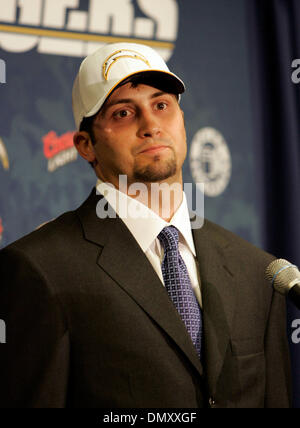 30. April 2006; San Diego, CA, USA; Quarterback CHARLIE WHITEHURST Gespräche mit den Medien in das Hauptquartier der Ladegeräte in San Diego Sonntag. Obligatorische Credit: Foto von Earnie Grafton/SDU-T/ZUMA Press. (©) Copyright 2006 by SDU-T Stockfoto