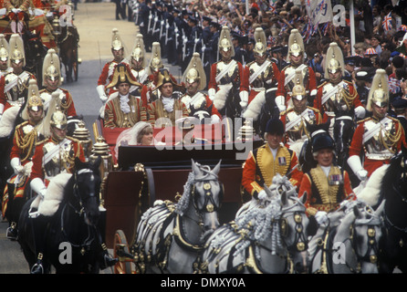 Prinz Charles und Lady Diana Spencer Lady Di königliche Hochzeit. London Die Mall 29 Juli 1981 Rückkehr zum Buckingham Palace, als Mann und Frau 1980 s uk HOMER SYKES Stockfoto