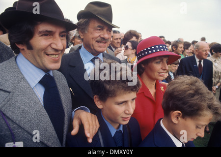 NAT Cohen (23. Dezember 1905 – 10. Februar 1988) Filmproduzent (Back in hat) mit der Familie Sandown Park Rennbahn, die seine Pferde beim Laufen beobachtet. Martin Silver und Mrs Angie Silver (geb. Cohen) Kinder Anthony Silver und Paul Silver. 1970er 1973 Esher, Surrey, Großbritannien. HOMER SYKES Stockfoto