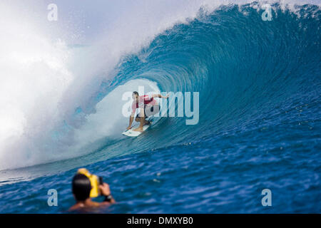 9. Mai 2006; Teahupoo, TAHITI; Australische TOM WHITAKER (Bronte, Sydney) (Bild) fährt heute tief in das Rohr an der Billabong Pro statt auf Teahupoo auf Tahiti. Trotz Buchung einige solide Wellen Partituren in seine Öffnung Hitze wurde Whitaker auf den zweiten Platz von ASP World Tour-Rookie California Tim Reyes geschlagen.  Der Billabong Pro ist die dritte Station auf Fosters ASP MenÕs Welt T Stockfoto