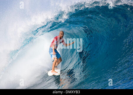 9. Mai 2006; Teahupoo, TAHITI; Rookie BOBBY MARTINEZ (Santa Barbara, CA, USA) (im Bild) heute zum Sieg in der ersten Runde der Billabong Pro Tahiti in inkonsistente 3-6 ft (ca. 1-2 Meter) Offshore-Surf auf Teahupoo angetrieben. Martinez veröffentlicht eine beeindruckende Wärme-Score von 16,17 (von 20 möglichen Punkten) um vorrücken, um Runde drei umgeworfen Bede Durbidge (Aus) und Pedro Henrique (Brz), th Stockfoto