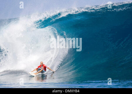 9. Mai 2006; Teahupoo, TAHITI; Amtierende siebenmal verwendet ASP Weltmeister und Titelverteidiger Billabong Pro KELLY SLATER (Cocoa Beach, Florida, USA) (Bild) sein fein abgestimmtes Welle wissen, um die einige guten Wellen zu entreißen, die durch die Teahupoo Lineup zu einem Hitze-Sieg in der ersten Runde der Billabong Pro Tahiti gerollt. Slater erweitert um drei, Runde umgeworfen Wildcard Heia Stockfoto