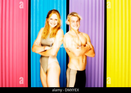 13. Mai 2006; San Antonio, TX, USA; All-Bereich High School Schwimmer ANNIE CHANDLER, links, von Churchill und MARK HIGLEY von Clark posieren Donnerstagabend 13. April 2006 in der Express-News-Studio. Obligatorische Credit: Foto von William Luther/San Antonio Express-News/ZUMA Press. (©) Copyright 2006 von San Antonio Express-News Stockfoto