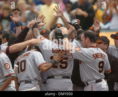 20. Mai 2006; Oakland, Kalifornien, USA; BASEBALL MLB: Riesen Slugger BARRY BONDS ist von Teamkollegen angenommen, nach der Kollision mit Home-Run #714 aus Leichtathletik Starter Brad Halsey im 2. Inning Samstagnachmittag Spiel zwischen den San Francisco Giants und Oakland Athletics Stadium McAfee in Oakland. Obligatorische Credit: Foto von Jose Luis Villegas/Sacramento Bee/ZUMA Press. (©) Copyright 2006 von S Stockfoto