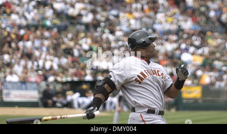 20. Mai 2006; Oakland, Kalifornien, USA; BASEBALL MLB: Riesen Slugger BARRY BONDS trifft Homerun #714 aus Leichtathletik Starter Brad Halsey im 2. Inning Samstagnachmittag Spiel zwischen den San Francisco Giants und Oakland Athletics Stadium McAfee in Oakland. Obligatorische Credit: Foto von Jose Luis Villegas/Sacramento Bee/ZUMA Press. (©) Copyright 2006 von Sacramento Bee Stockfoto