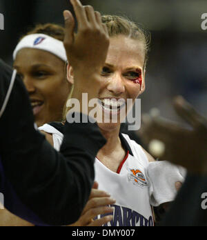 20. Mai 2006; Sacramento, Kalifornien, USA; Mit einem blutigen Schnitt auf ihr Auge, die Erin Buescher mit Teamkollegen wie sie feiert zurück Köpfe auf die Bank mit Sekunden Zeit, in der Heimat Opener. Den Sacramento Monarchs schlagen Phoenix Mercury 105-78. Obligatorische Credit: Foto von Bryan Patrick/Sacramento Bee/ZUMA Press. (©) Copyright 2006 von Sacramento Bee Stockfoto