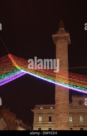 Marco Aurelio Spalte und Frieden Thema Weihnachtsbeleuchtung auf via del Corso shopping Straße Straße, Rom, Italien Stockfoto