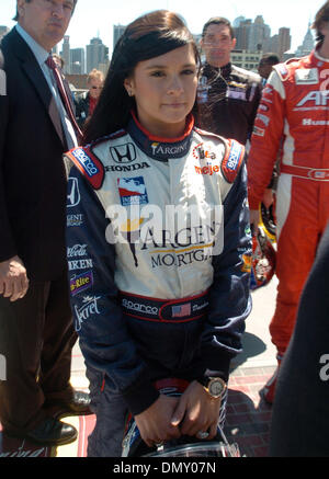 22. Mai 2006; Manhattan, NY, USA; Indianapolis 500 Fahrer DANICA PATRICK auf dem Flugdeck der USS Intrepid in New York am 22. Mai 2006 als IRL IndyCar Series präsentiert die Startaufstellung auf der Indianapolis 500 Medientag der Intrepid Sea, Air and Space Museum. 90. Indianapolis 500 soll auf 28. Mai 2006 auf dem Indianapolis Motor Speedway ausgeführt werden.  Obligatorische Credit: Foto von B Stockfoto