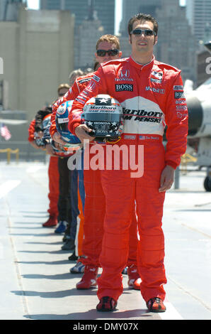 22. Mai 2006; Manhattan, NY, USA; Indianapolis 500 Fahrer, darunter das diesjährige Poleposition SAM HORNISH JR. auf dem Flugdeck der USS Intrepid in New York am 22. Mai 2006 als IRL IndyCar-Serie die Startaufstellung bei den Indianapolis 500 Medientag der Intrepid Sea, Air and Space Museum präsentiert. 90. Indianapolis 500 soll auf 28. Mai 2006 am Indianapolis Motor ausgeführt werden Stockfoto