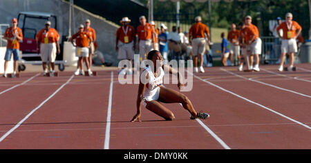 27. Mai 2006; Austin, TX, USA; Texas-Sprinter Marshevet Hooker zieht sich Schmerzen in den frühen gehen von der 100-Meter-Lauf Samstag im Mike Myers Stadium in Austin während der NCAA Mittelwesten regionalen Track Cahmpionships.  Obligatorische Credit: Foto von Tom Reel/San Antonio Express-News/ZUMA Press. (©) Copyright 2006 von San Antonio Express-News Stockfoto