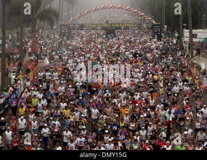 4. Juni 2006; San Diego, CA, USA; Tausende von Läufern platzen durch den Nebel am Sonntagmorgen das diesjährige Rock ' n Roll Marathon starten.  Obligatorische Credit: Foto von Peggy Peattie/SDU-T/ZUMA Press. (©) Copyright 2006 by SDU-T Stockfoto