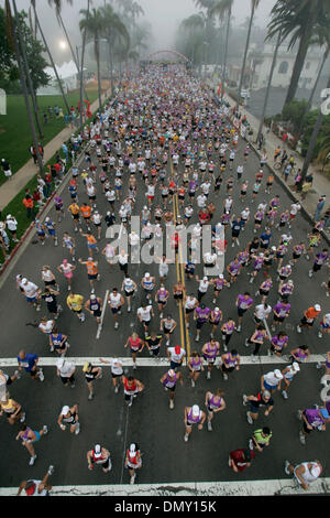 4. Juni 2006; San Diego, CA, USA; Tausende von Läufern, darunter mehrere Elvis, platzen durch den Nebel am Sonntagmorgen das diesjährige Rock ' n Roll Marathon starten.  Obligatorische Credit: Foto von Peggy Peattie/SDU-T/ZUMA Press. (©) Copyright 2006 by SDU-T Stockfoto