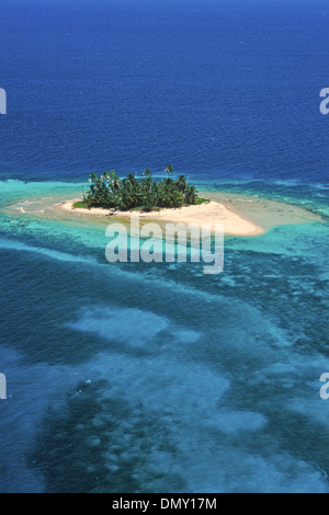 Luftaufnahme der kleinen Insel in der Bay of Islands, in der Nähe von Roatan, Honduras Stockfoto