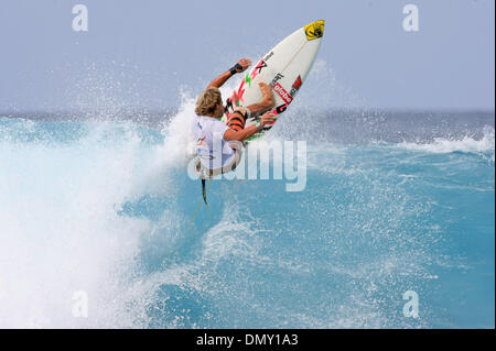 9. Juni 2006; Pasta-Point, Malediven; Australische Surfer DION AGIUS (Gold Coast/Currumbin) avancierte zum Runden vier von der SriLankan Airlines Pro, die auf den Malediven - läuft Agius fortgeschritten trotz des Seins unter einer schweren Verletzung ein Verdacht gebrochenes Handgelenk, den er in seinem warm-up vor dem Ereignis erlitten! Er hat Schmerzen und ist es schwierig, zu seinen Füßen auf jedem springen Stockfoto