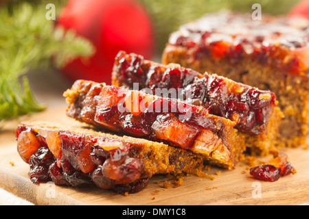 Festliche Hausgemachte Früchtekuchen mit Nüssen und Gewürzen Stockfoto