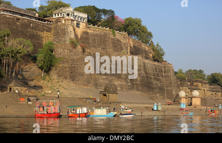 Tempel im indischen Fluss Narmada Maheshwar Madhya Pradesh Stockfoto