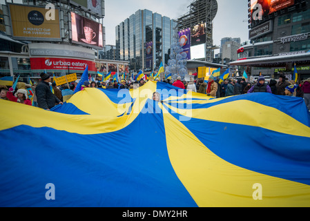 TORONTO - 15 Dezember: Hunderte versammeln, um für die Ukraine am 15. Dezember 2013 auf Yonge - Dundas Square in Toronto, Kanada zu protestieren. Stockfoto