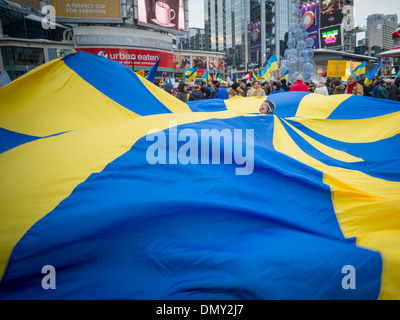 TORONTO - 15 Dezember: Hunderte versammeln, um für die Ukraine am 15. Dezember 2013 auf Yonge - Dundas Square in Toronto, Kanada zu protestieren. Stockfoto