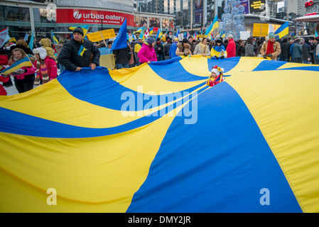 TORONTO - 15 Dezember: Hunderte versammeln, um für die Ukraine am 15. Dezember 2013 auf Yonge - Dundas Square in Toronto, Kanada zu protestieren. Stockfoto