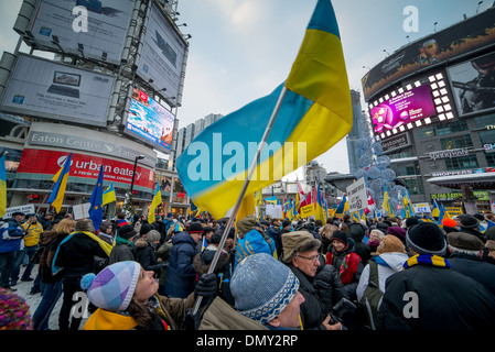 TORONTO - 15 Dezember: Hunderte versammeln, um für die Ukraine am 15. Dezember 2013 auf Yonge - Dundas Square in Toronto, Kanada zu protestieren. Stockfoto