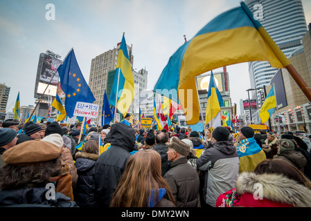 TORONTO - 15 Dezember: Hunderte versammeln, um für die Ukraine am 15. Dezember 2013 auf Yonge - Dundas Square in Toronto, Kanada zu protestieren. Stockfoto