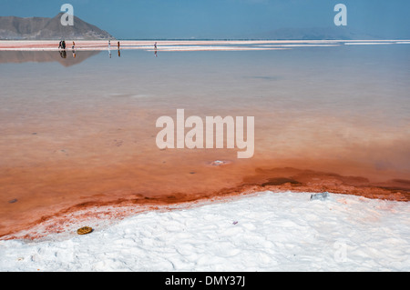 Menschen gehen in flachen Gewässern von Salz See Urmia, Provinz West-Aserbaidschan, Iran Stockfoto