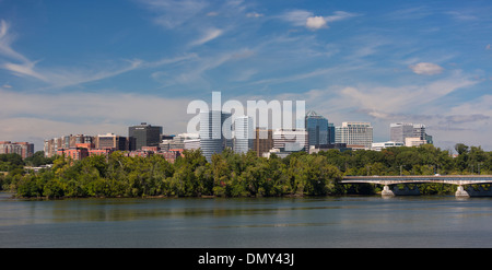 ROSSLYN, VIRGINIA, USA - Rosslyn Skyline und Potomac River, Arlington County. Stockfoto