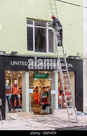 Wichtigsten Gemälde Fenster von United Colors of Benetton Shop, Clonmel, Irland Stockfoto