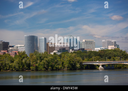 ROSSLYN, VIRGINIA, USA - Rosslyn Skyline und Potomac River, Arlington County. Stockfoto