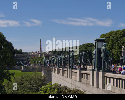 Frognerparken, Gustav Vigeland Sculpture park, Oslo Norwegen, Seitenansicht des Monolithen, und Skulptur Brücke mit Touristen Stockfoto