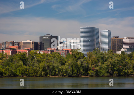 ROSSLYN, VIRGINIA, USA - Rosslyn Skyline und Potomac River, Arlington County. Stockfoto