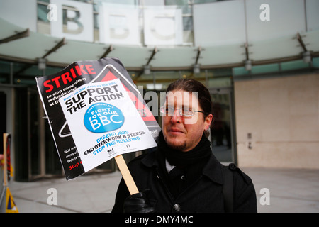 BBC-Mitarbeiter inszenieren einen 12 Stunden Streik außerhalb BBC Broadcasting House Stockfoto