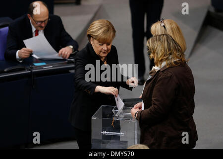 Berlin, Deutschland. 17. Dezember 2013. Angela Merkel wird als Kanzler vom Deutschen Bundestag in Berlin weitere 4 Jahre wiedergewählt. / Foto: Bundeskanzlerin Angela Merkel (CDU), Bundeskanzler. Bildnachweis: Reynaldo Chaib Paganelli/Alamy Live-Nachrichten Stockfoto