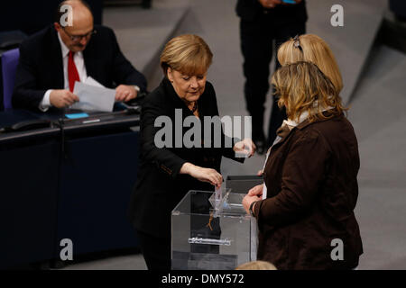 Berlin, Deutschland. 17. Dezember 2013. Angela Merkel wird als Kanzler vom Deutschen Bundestag in Berlin weitere 4 Jahre wiedergewählt. / Foto: Bundeskanzlerin Angela Merkel (CDU), Bundeskanzler. Bildnachweis: Reynaldo Chaib Paganelli/Alamy Live-Nachrichten Stockfoto