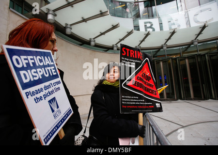 BBC-Mitarbeiter inszenieren einen 12 Stunden Streik außerhalb BBC Broadcasting House Stockfoto