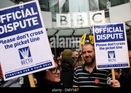 BBC-Mitarbeiter inszenieren einen 12 Stunden Streik außerhalb BBC Broadcasting House Stockfoto