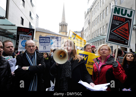 BBC-Mitarbeiter inszenieren einen 12 Stunden Streik außerhalb BBC Broadcasting House Stockfoto