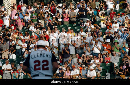 16. Juni 2006; Round Rock, Texas, USA; ROGER CLEMENS nimmt die Hügel wie die ausverkauften seine Präsenz auf dem Hügel pitching für die Round Rock Express anerkennt. Obligatorische Credit: Foto von Delcia Lopez/San Antonio Express-News/ZUMA Press. (©) Copyright 2006 von San Antonio Express-News Stockfoto