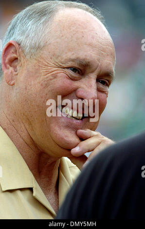 16. Juni 2006; Round Rock, Texas, USA; Baseball Hall of Famer NOLAN RYAN Lächeln während des Gesprächs mit vor dem Start des Spiels mit Roger Clemens auf dem Hügel pitching für die Round Rock Express. Obligatorische Credit: Foto von Delcia Lopez/San Antonio Express-News/ZUMA Press. (©) Copyright 2006 von San Antonio Express-News Stockfoto