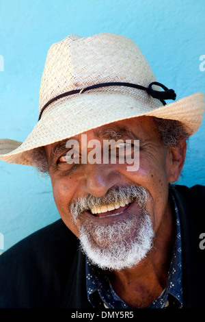 Kubanische Mann im Alter von 60 Jahren lächelnd, Kopf und Schultern Porträt, Gesicht; Trinidad Cuba Karibik Lateinamerika Stockfoto