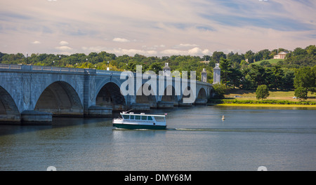 ROSSLYN, VIRGINIA, USA - Memorial Bridge und Potomac River, Arlington County mit Ausflugsschiff. Stockfoto