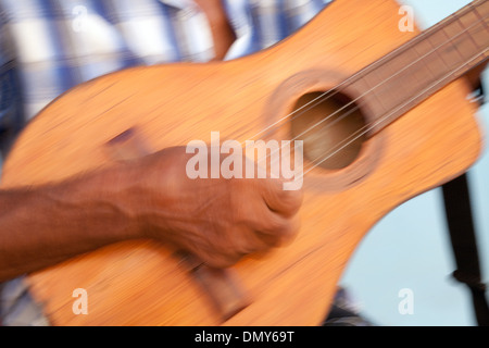 Kuba, Karibik, lokale Mann spielt eine Gitarre mit Motion blur, Trinidad, Kuba, Karibik, Lateinamerika Stockfoto