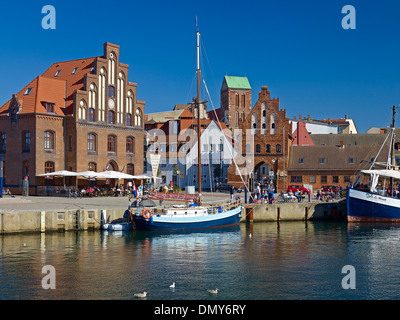 Alten Hafen mit Inntor und der St. Nikolaus-Kirche, Wismar, Mecklenburg-Vorpommern, Deutschland Stockfoto