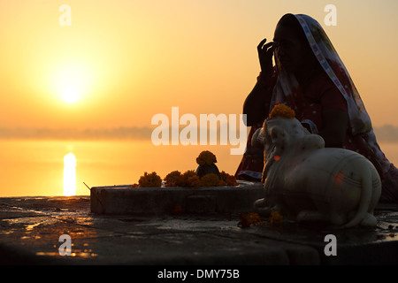 Pilger, die Anbetung der Sonne am Narmada Fluss Maheshwar Madhya Pradesh India Stockfoto