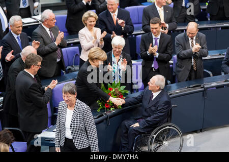 Berlin, Deutschland. 17. Dezember 2013. Bilder des Parlaments Sitzung zur Wahl des neuen Bundeskanzlers im Bundestag in Berlin. / Foto: Bundeskanzlerin Angela Merkel (CDU), Bundeskanzler und Wolfgang SchŠuble (CDU), Minister für Finanzierung Kredit: Reynaldo Chaib Paganelli/Alamy Live-Nachrichten Stockfoto