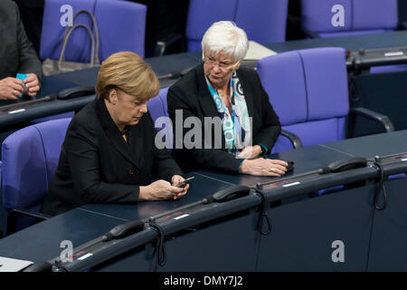 Berlin, Deutschland. 17. Dezember 2013. Bilder des Parlaments Sitzung zur Wahl des neuen Bundeskanzlers im Bundestag in Berlin. / Foto: Bundeskanzlerin Angela Merkel (CDU), Bundeskanzler und Gerda Hasselfeldt (CSU), ersten stellvertretenden Vorsitzenden der CDU/CSU Partei im Deutschen Bundestag, Credit: Reynaldo Chaib Paganelli/Alamy Live News Stockfoto