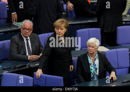 Berlin, Deutschland. 17. Dezember 2013. Bilder des Parlaments Sitzung zur Wahl des neuen Bundeskanzlers im Bundestag in Berlin. / Foto: Bundeskanzlerin Angela Merkel (CDU), Bundeskanzler und Gerda Hasselfeldt (CSU), ersten stellvertretenden Vorsitzenden der CDU/CSU Partei im Deutschen Bundestag, Credit: Reynaldo Chaib Paganelli/Alamy Live News Stockfoto