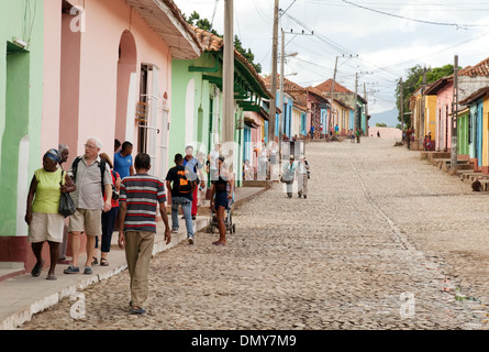 Bunte Häuser und Menschen in einer Straßenszene, Trinidad, Kuba, Karibik, Lateinamerika Stockfoto